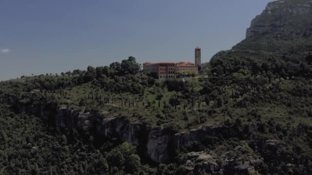 Kloster in den spanischen Bergen, Natur und historische Gebäude in der Nähe von barselona und montserrat — Stockvideo