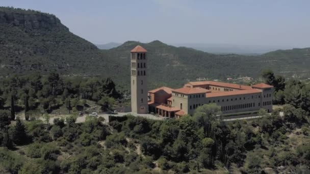 Klasztor w Hiszpanii góry, przyroda i historyczne budynki w pobliżu Barselony i Montserrat — Wideo stockowe