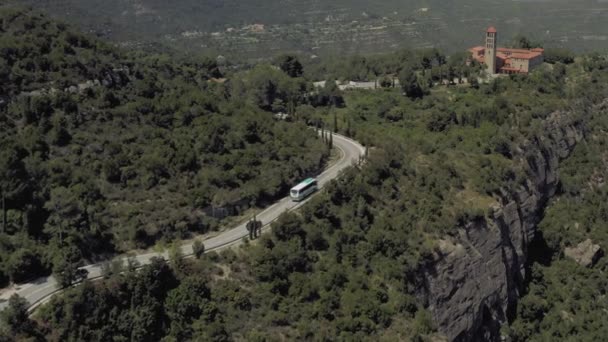 Weg in de bergen, Montserrat Spanje bij Barselona stad Drone schot — Stockvideo