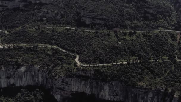 Droga w górach, Montserrat Hiszpania w pobliżu miasta Barselona Drone shot — Wideo stockowe