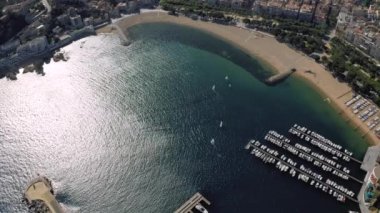 Akdeniz 'deki Sant Feliu de Guixols şehir limanında yatlar İspanya' da yaz mevsimi 4k insansız hava aracı