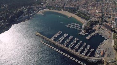 İspanyol kıyısı Akdeniz Sant Feliu de Guixols Katalonya yaz zamanı, İHA uçuşu 4K