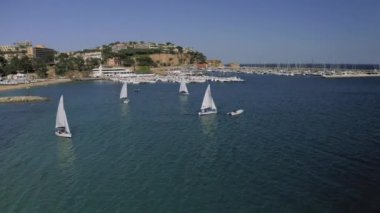 Akdeniz 'deki Sant Feliu de Guixols şehir limanında yatlar İspanya' da yaz mevsimi 4k insansız hava aracı