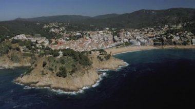 Akdeniz kıyısındaki Tossa de Mar şehri yazın İspanya 4k insansız hava aracı uçuşu