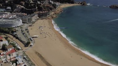 Akdeniz kıyısındaki Tossa de Mar şehri yazın İspanya 4k insansız hava aracı uçuşu