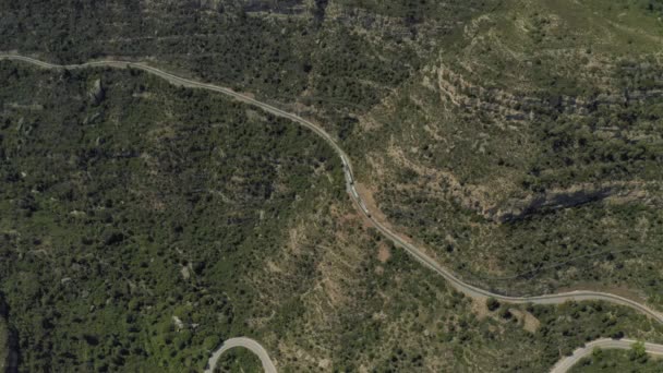 Droga w górach, Montserrat Hiszpania w pobliżu miasta Barselona Drone shot — Wideo stockowe