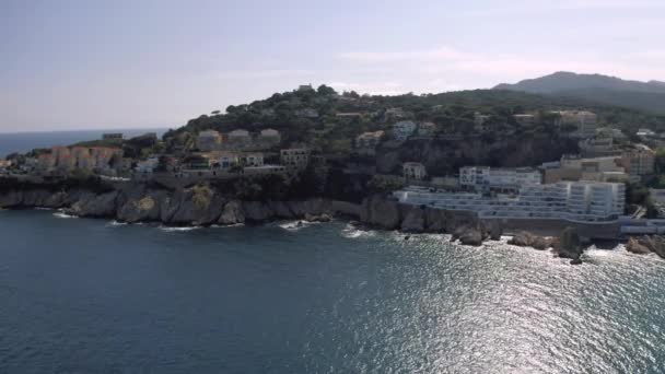 Spanyol tengerpart Földközi-tenger Sant Feliu de Guixols Katalónia nyári időszámítás, drónrepülés 4k — Stock videók