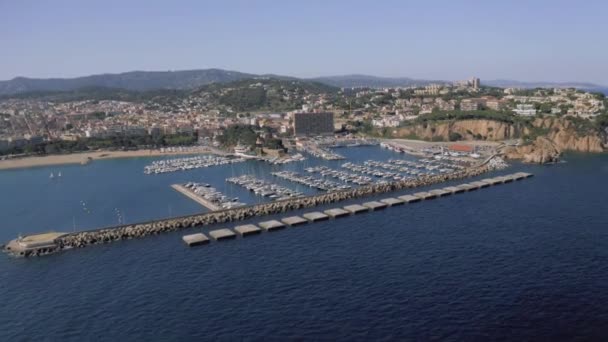 Yates en Sant Feliu de Guixols ciudad puerto en el mar Mediterráneo verano España vuelo drone 4K — Vídeo de stock