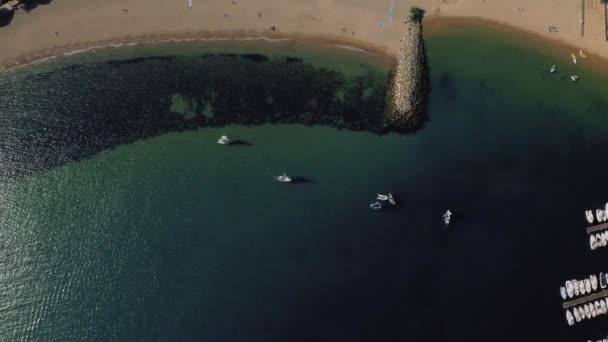 Jachten in Sant Feliu de Guixols stadshaven in Middellandse Zee zomer Spanje 4k drone vlucht — Stockvideo