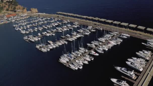Yates en Sant Feliu de Guixols ciudad puerto en el mar Mediterráneo verano España vuelo drone 4K — Vídeos de Stock