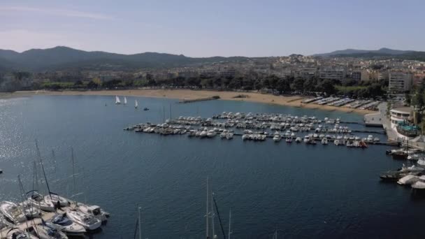 Jachten in Sant Feliu de Guixols stadshaven in Middellandse Zee zomer Spanje 4k drone vlucht — Stockvideo
