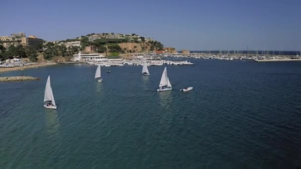 Yachter i Sant Feliu de Guixols stadshamn i Medelhavet sommar Spanien 4k drönare flygning — Stockvideo