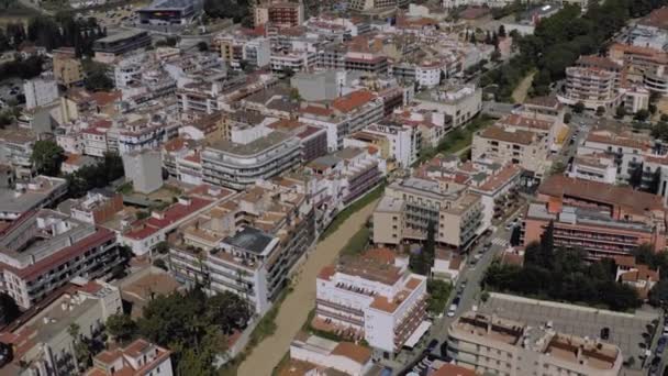 Biltrafik i Tossa de Mar stad på Medelhavet i sommar Spanien 4k drönare flygning — Stockvideo