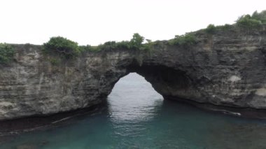 Endonezya 'nın Nusa Penida Adası' nda Bali İHA 'sı yakınlarında yıkılmış bir plaj 4k