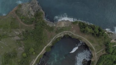 Endonezya 'nın Nusa Penida Adası' nda Bali İHA 'sı yakınlarında yıkılmış bir plaj 4k