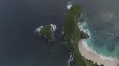 Endonezya 'nın Nusa Penida Adası' ndaki Kelingking Plajı Bali insansız hava aracı 4K 'yı vurdu.