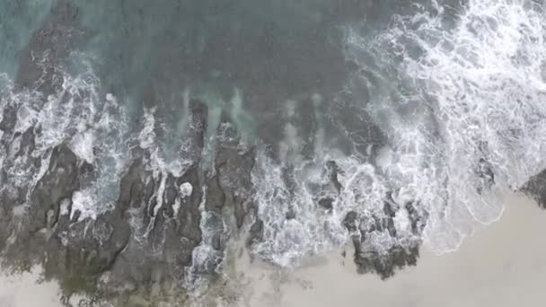 Kaputter Strand auf der Insel Nusa Penida in Indonesien in der Nähe von Bali Drohne abgeschossen 4k — Stockvideo