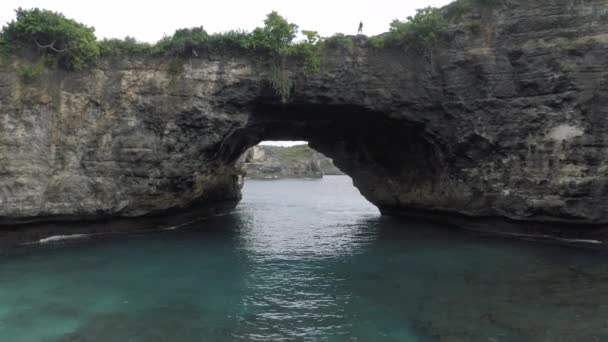 Broken Beach en la isla Nusa Penida en Indonesia cerca de Bali drone tiro 4K — Vídeo de stock