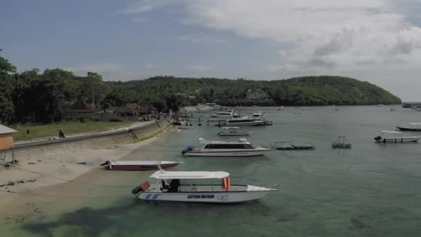 Boten en Yachtsin Nusa Penida Island in Indonesië in de buurt van Bali drone schot 4k — Stockvideo