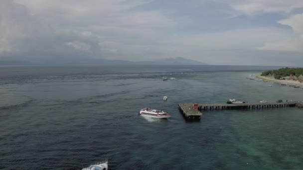 Bateaux et Yachtsin Nusa Penida Island en Indonésie près de Bali drone shot 4K — Video