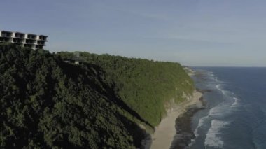 Uluwatu gündüz insansız hava aracı 4K 'daki Bali Omnia Kulübü.