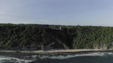 Uluwatu gündüz insansız hava aracı 4K 'daki Bali Omnia Kulübü.