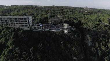 Uluwatu gündüz insansız hava aracı 4K 'daki Bali Omnia Kulübü.