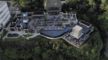 Uluwatu gündüz insansız hava aracı 4K 'daki Bali Omnia Kulübü.