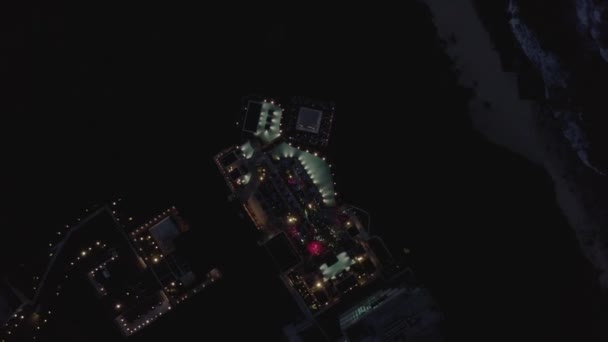 Bali Omnia club Uluwatu vuelo de avión no tripulado de noche — Vídeo de stock