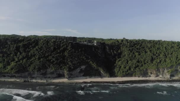 Uluwatu gündüz insansız hava aracı 4K 'daki Bali Omnia Kulübü. — Stok video