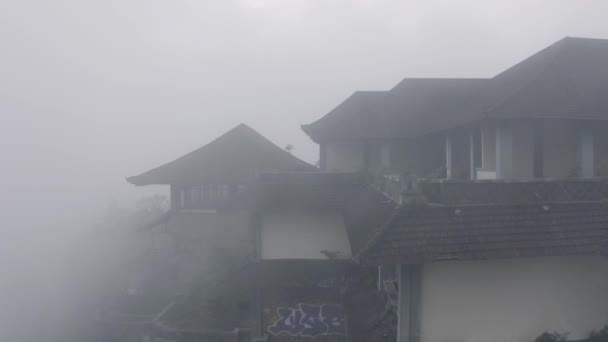 Vuelo en avión no tripulado sobre hotel abandonado en fuerte niebla en Bali — Vídeos de Stock