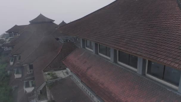 Drohnenflug über verlassenem Hotel bei starkem Nebel in Bali — Stockvideo