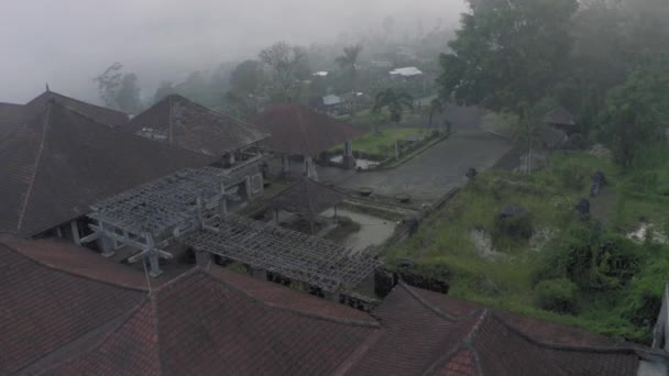 Let dronem nad opuštěným hotelem v silné mlze na Bali — Stock video