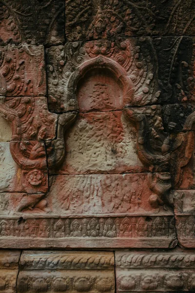 Murales ácidos camboyanos y pinturas rupestres en las paredes del templo de Agkor Wat —  Fotos de Stock