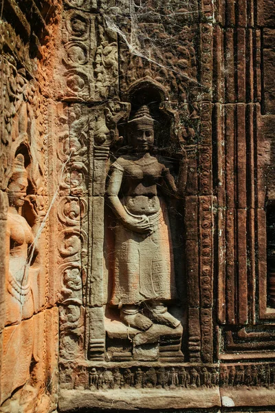 Murales ácidos camboyanos y pinturas rupestres en las paredes del templo de Agkor Wat —  Fotos de Stock