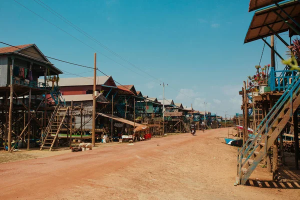 Floating village Residential houses on wooden poles and red soil road in Kampong Phluk Cambodia near Tonle Sap Lake — Stock Photo, Image