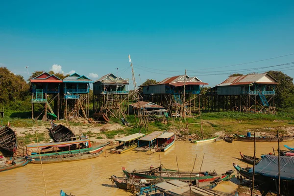 Floating village Residential houses on wooden poles and red soil road in Kampong Phluk Cambodia near Tonle Sap Lake — Stock Photo, Image