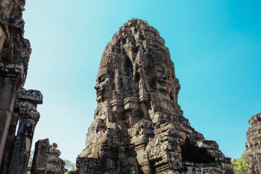 Asya 'daki Siem Reap şehrinin yakınlarındaki Kamboçya Angkor Wat Tapınağı' nda taş heykeller.