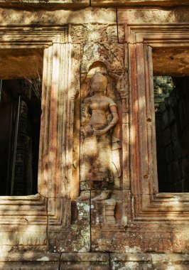 Asya 'daki Siem Reap şehrinin yakınlarındaki Kamboçya Angkor Wat Tapınağı' nda taş heykeller.