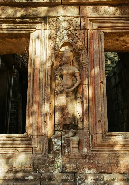시엠 근처에 있는 캄보디아 앙코르와 트 사원에 있는 석조 조각상들 이 아시아의 도시를 거둔다 — 스톡 사진