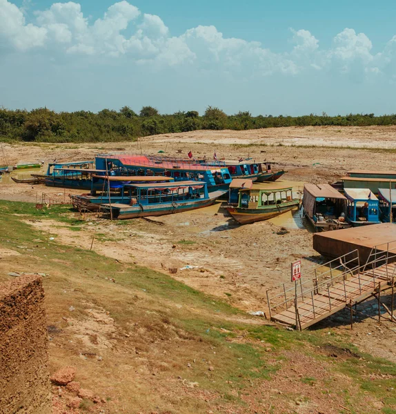 Barcos flotantes de pueblo en el río en Camboya cerca de Pean Bang y Tonle Sap Lake —  Fotos de Stock