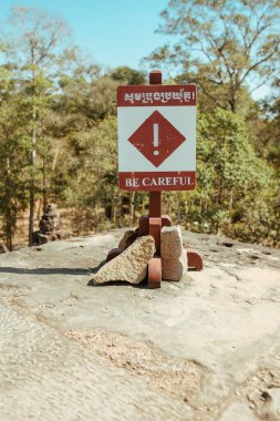 Angkor Wat Tapınağında Dikkat Uyarı işareti