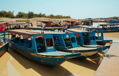 Kamboçya 'da Pean Bang ve Tonle Sap Gölü yakınlarındaki nehirde yüzen köy tekneleri.