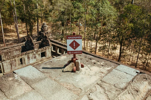Buďte opatrní Varovné znamení v chrámu Angkor Wat — Stock fotografie