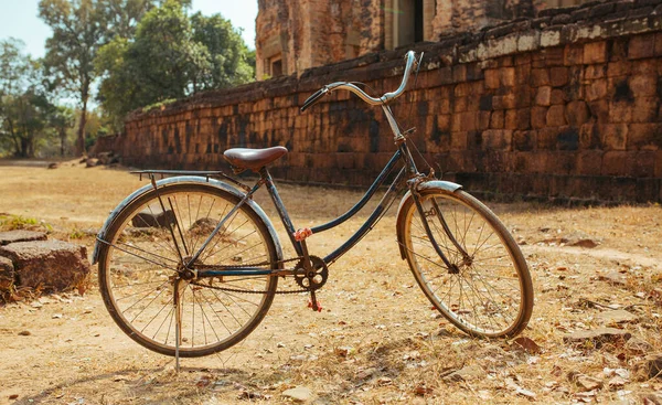Klassieke vintage fiets in Angkor Wat tempel Cambodja — Stockfoto