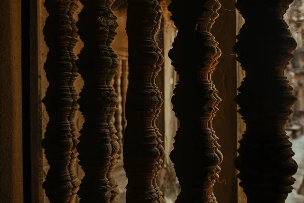 Agkor Wat tapınağının duvarlarında resmi ve mağara resimleri var.