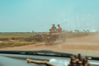 Kamboçya Asya 'da karavan sürüşlü motosiklet
