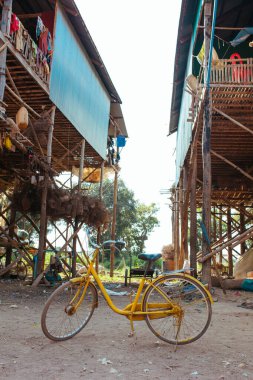 Tonle Sap Gölü yakınlarındaki Kamboçya Yüzen Köyünde klasik bir bisiklet.