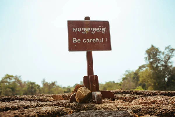 Tenga cuidado signo de advertencia en Angkor Wat Templo — Foto de Stock