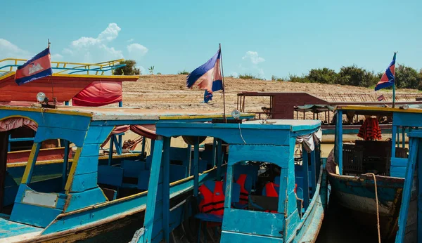Floating Village Boats on the river in Cambodia near Pean Bang and Tonle Sap Lake — Stock Photo, Image